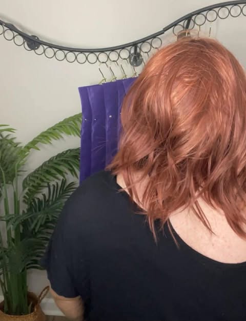 Lady in Red NWOT Swiss Luxe Wig LW3-AC1