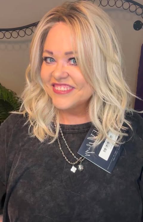 EMORY ALMOND ICING HS NWT Luxury Wig by Velvet Noire LW3-AC1