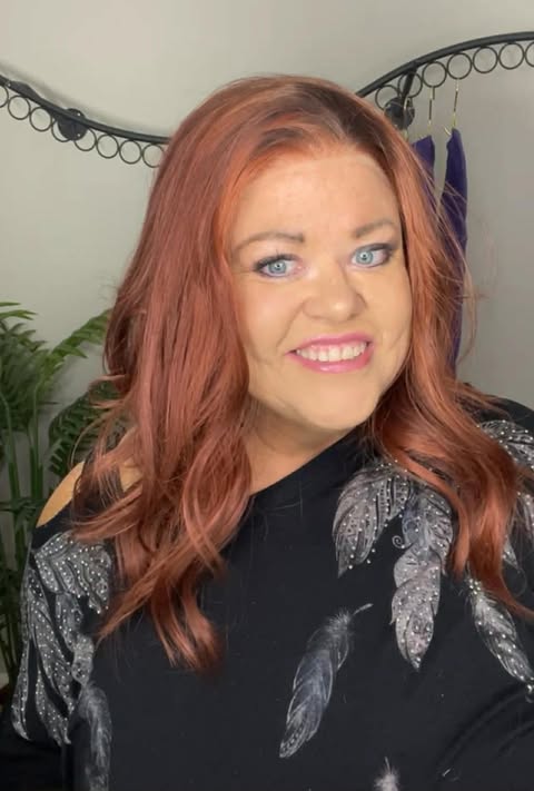Lady in Red NWOT Swiss Luxe Wig LW3-AC1
