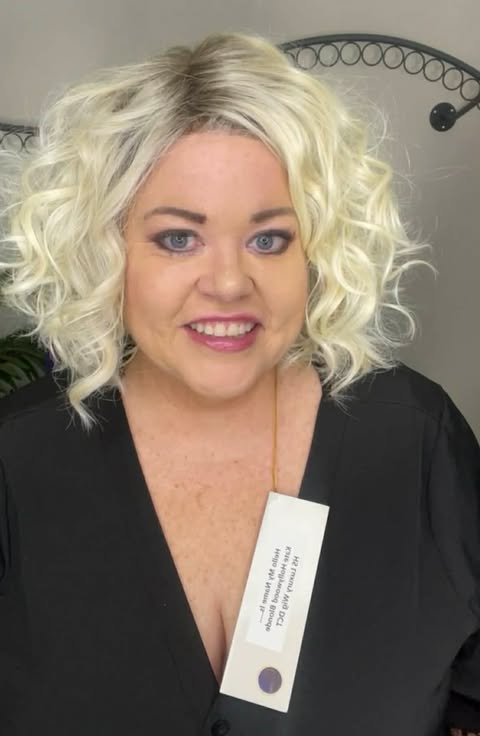 Kate Hollywood Blonde NWT HS Standard Luxury Wig TN1 AC1