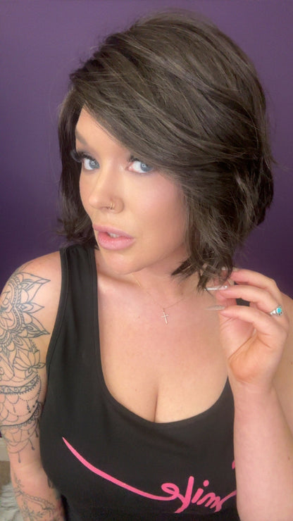  Vibe
Low-maintenance chic with an artful edge. Sasha brings soft structure with an approachable, airy vibe.