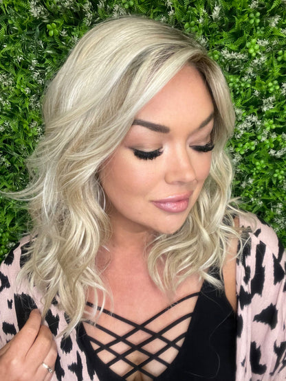 DEIDRE NR SHB STANDARD LUXURY WIG LW3 LA1
