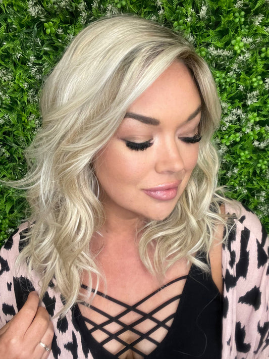 DEIDRE NR SHB STANDARD LUXURY WIG LW3 LA1