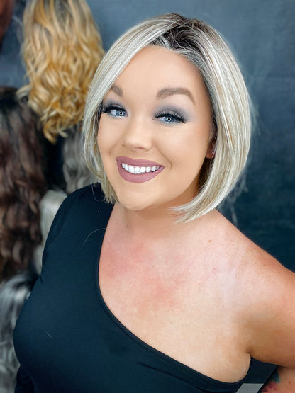 Sheila Smoking Hot Blonde NWT HS HT Standard Luxury Wig LW3-AC1